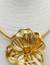 Load image into Gallery viewer, Gold Vintage Flower Choker