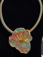 Load image into Gallery viewer, Gold Vintage Flower Choker